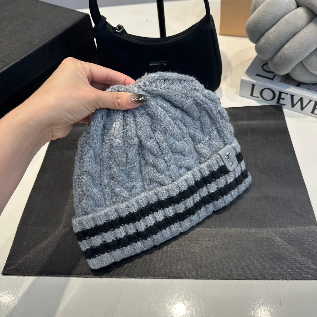 P60 Crow Heart Autumn and Winter Wool Knitted Beanie This must be the favorite of minimalism. It is clean, neat, fashionable and versatile, and will definitely not be picky about your face shape! A fashionable classic that lasts forever! Fashionable black and white can be purchased together!